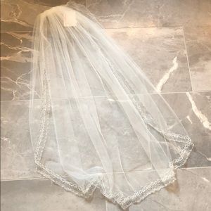 Fingertip length comb attached wedding veil